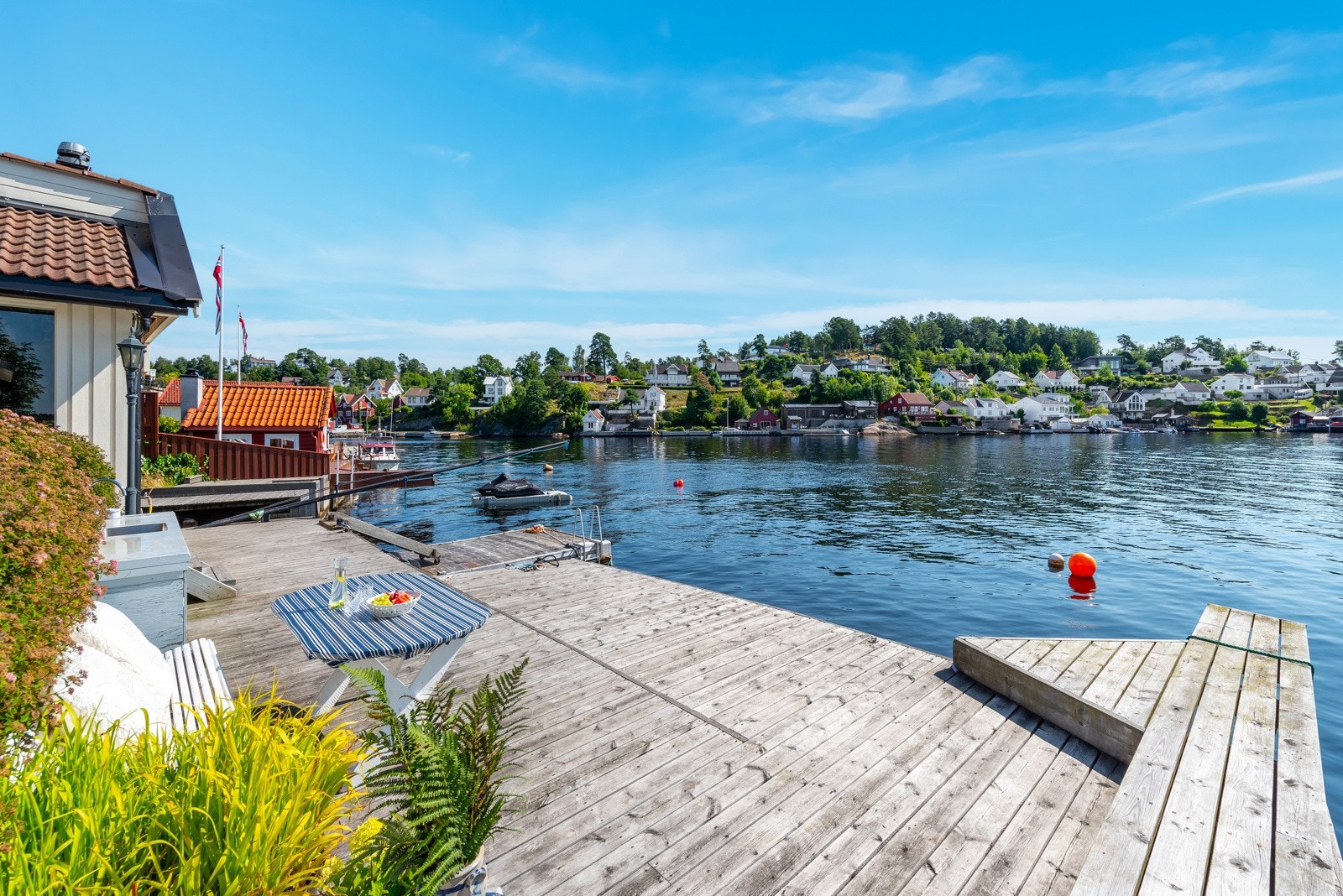 Brygge og båtplass. Ta fart og hopp i sjøen! Tenk å starte dagen med et forfriskende bad rett utenfor egen dør. Galleribilde