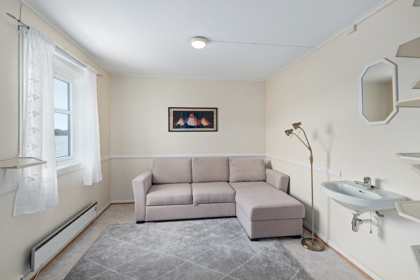 Stuen er av god størrelse og har flere innredning-/møbleringsmuligheter Galleribilde