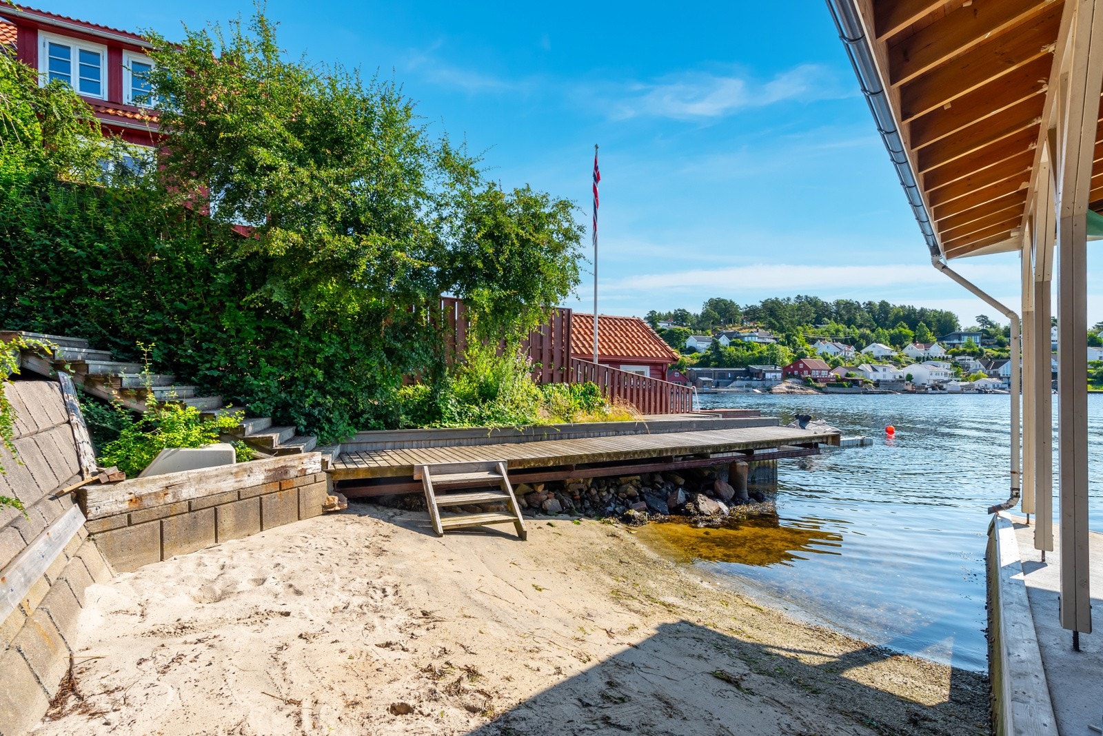 Det er ved denne bryggen at nabo har tinglyst båtplass. Stranden er tilhørende denne eiendommen. Galleribilde