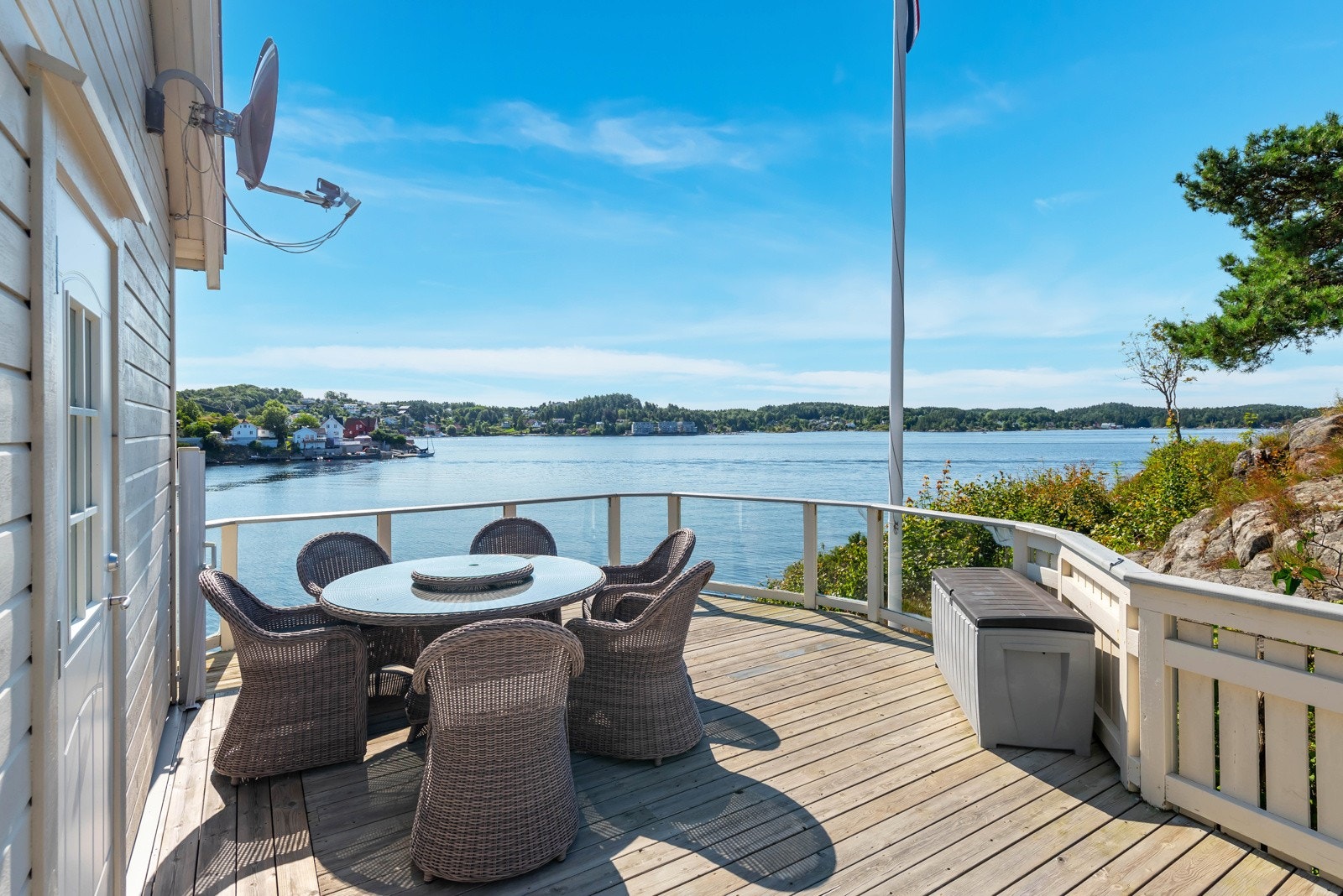 Fra soverom 1 i 2.etg er det utgang til denne balkongen. Den har også tilkomst fra terrasse og bakkeplan ved 1.etg. Galleribilde
