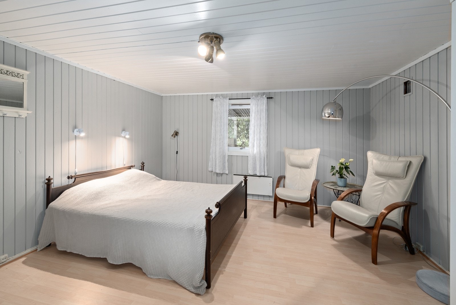 Stuen i kjelleren er innredet som soverom. Dette fraviker fra opprinnelige byggetegninger og er ikke omsøkt. Rommet er derfor p.d.d. ikke godkjent for varig opphold. Galleribilde