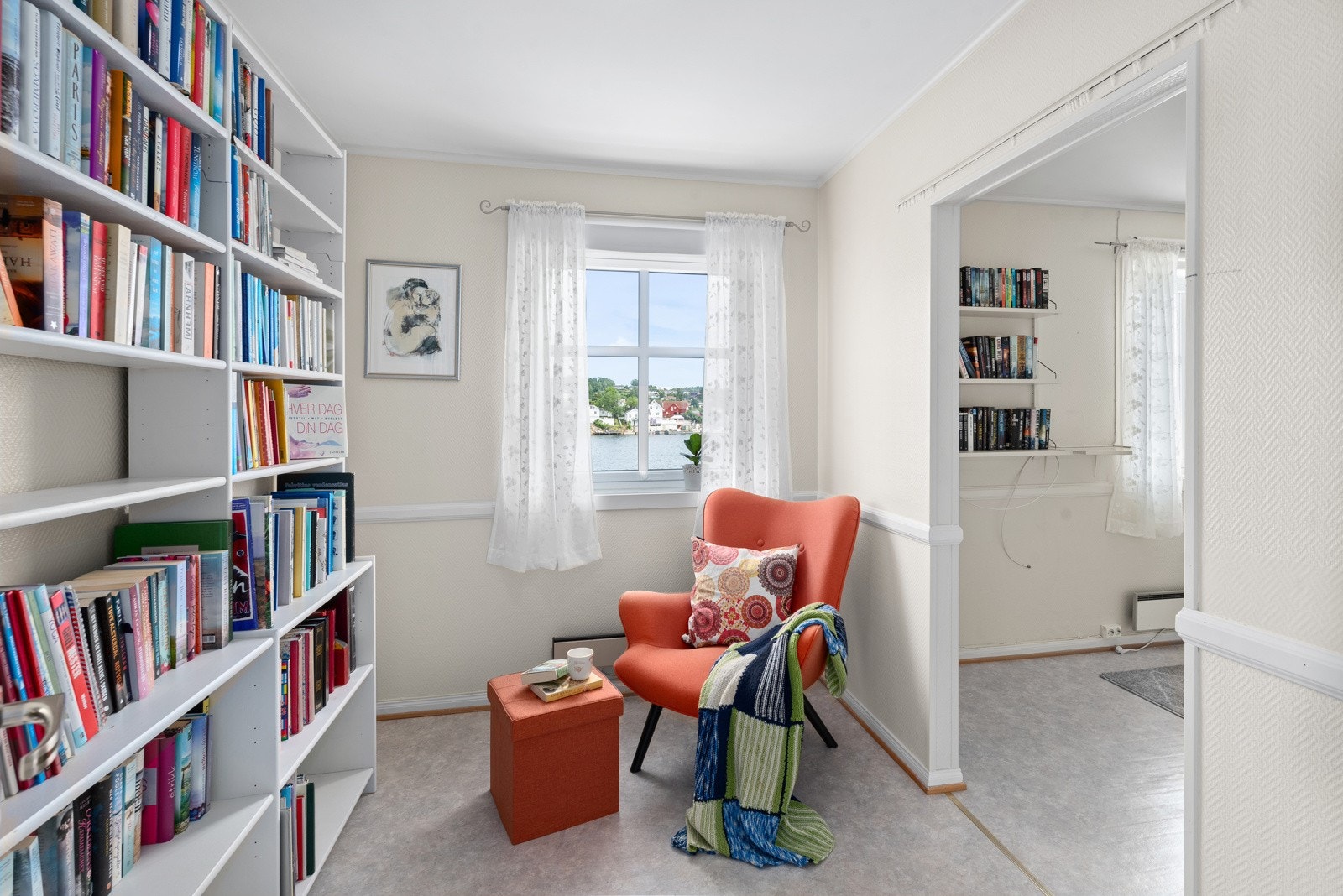 Innerste del av stue i 2 etg er innredet som lesekrok Galleribilde