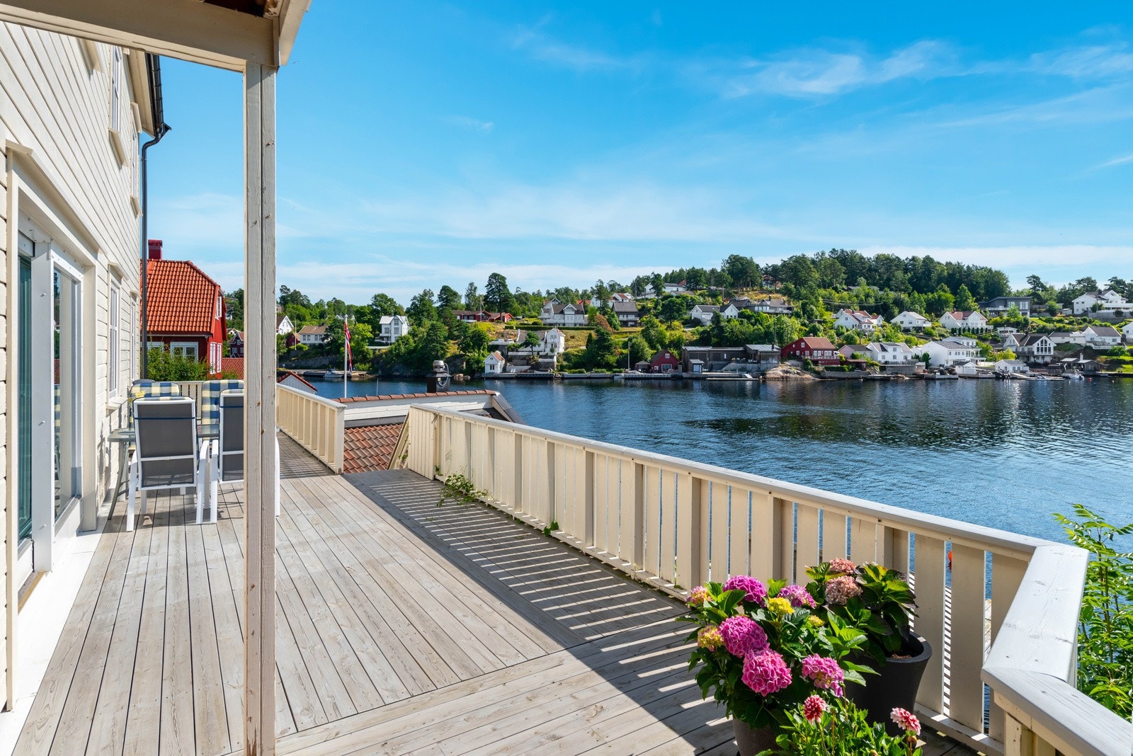 Romslig og solrik terrasse med sjøutsikt ved boligens 1.etg. Galleribilde