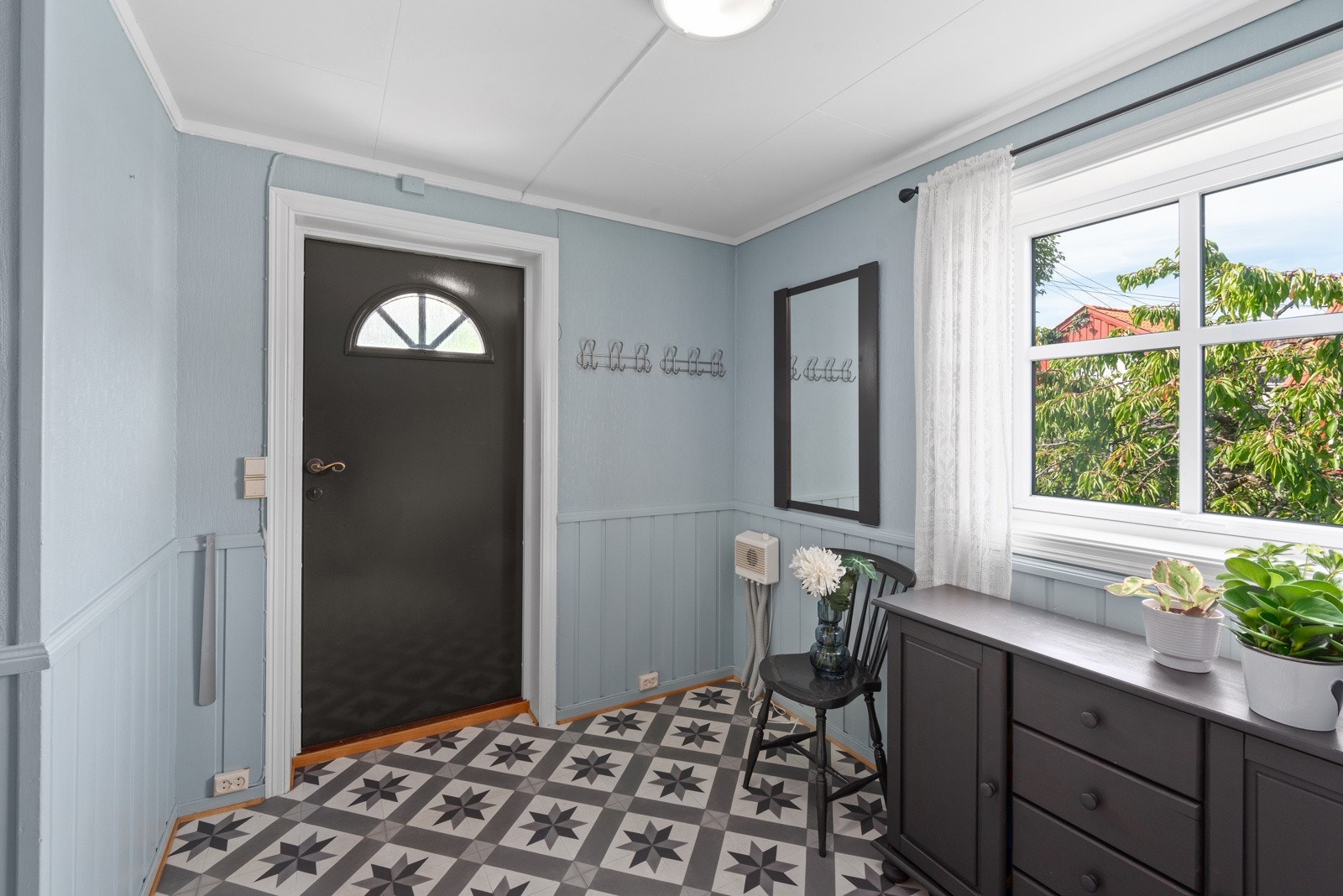 Velkommen inn! Her er det praktisk belegg på gulv og pent malt med en dus blå farge på vegger. God plass til oppbevaring av ytterklær og sko. Galleribilde