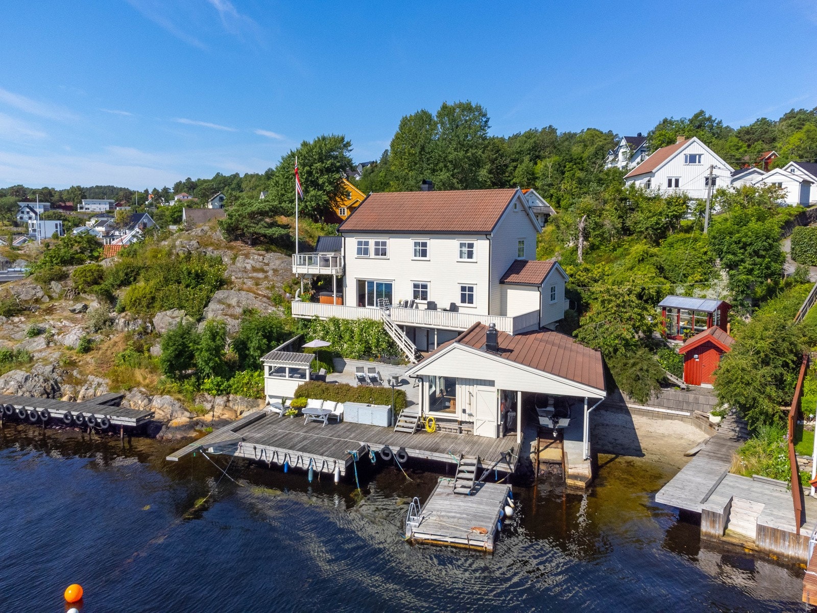 En skikkelig sørlandsperle i vannkanten! Her har du brygge og badestrand, sjøbu med båtoppbevaringsplass, drivhus, og solrike uteplasser. Galleribilde