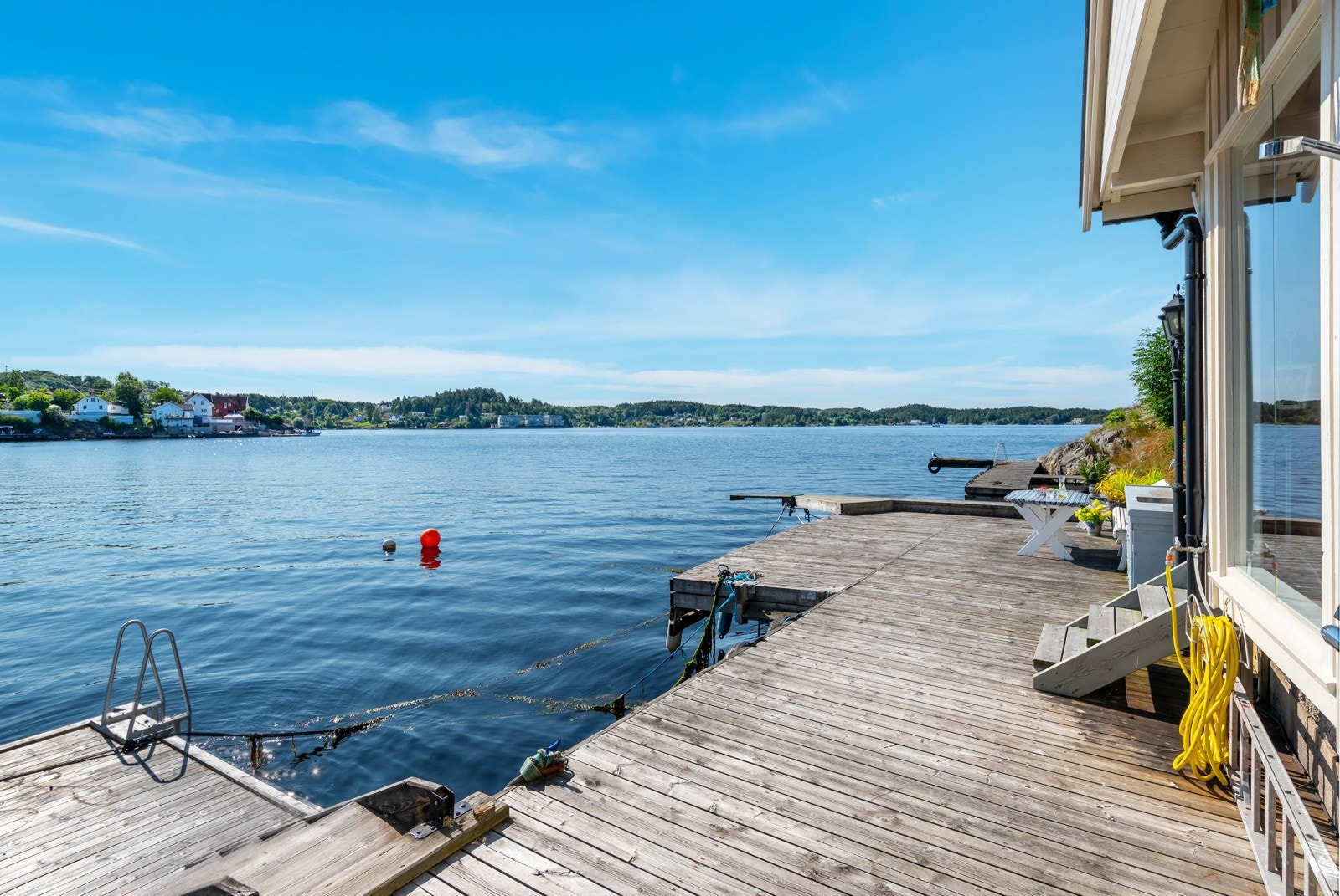 Det er utvendig vannkran på veggen til sjøbua Galleribilde