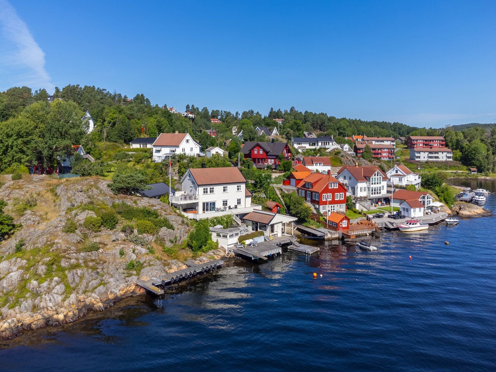 Boligen ligger usjenert til, uten særlig innsyn. Her er det stille og rolig og godt å bo. Galleribilde