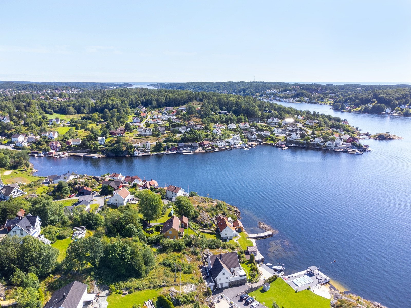 Boligen ligger ytterst av åpningen inn til Saltrødkilen. Galleribilde