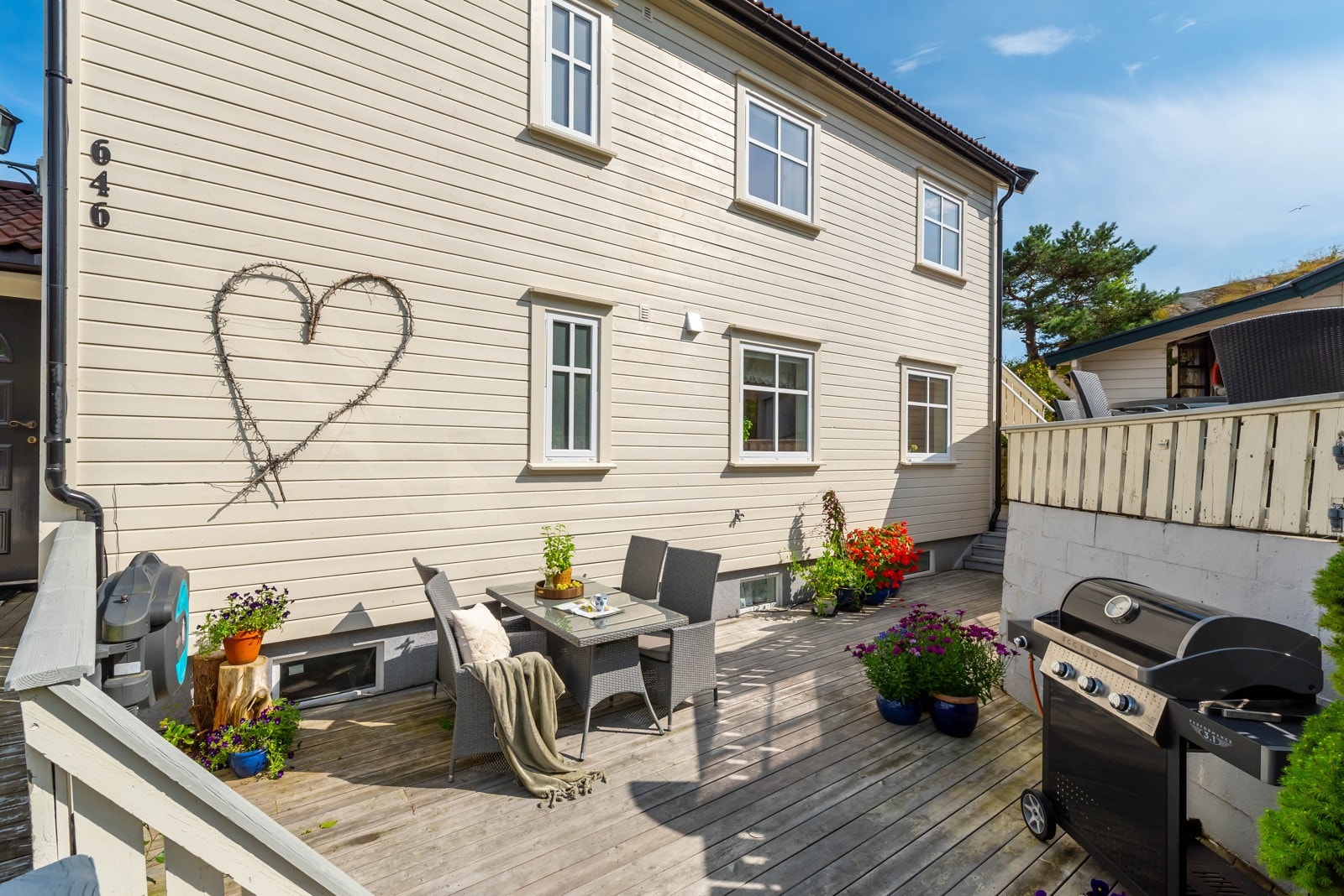 Det er også romslig terrasse ved fremsiden. Her er det god plass til både grill og spisebord. Galleribilde
