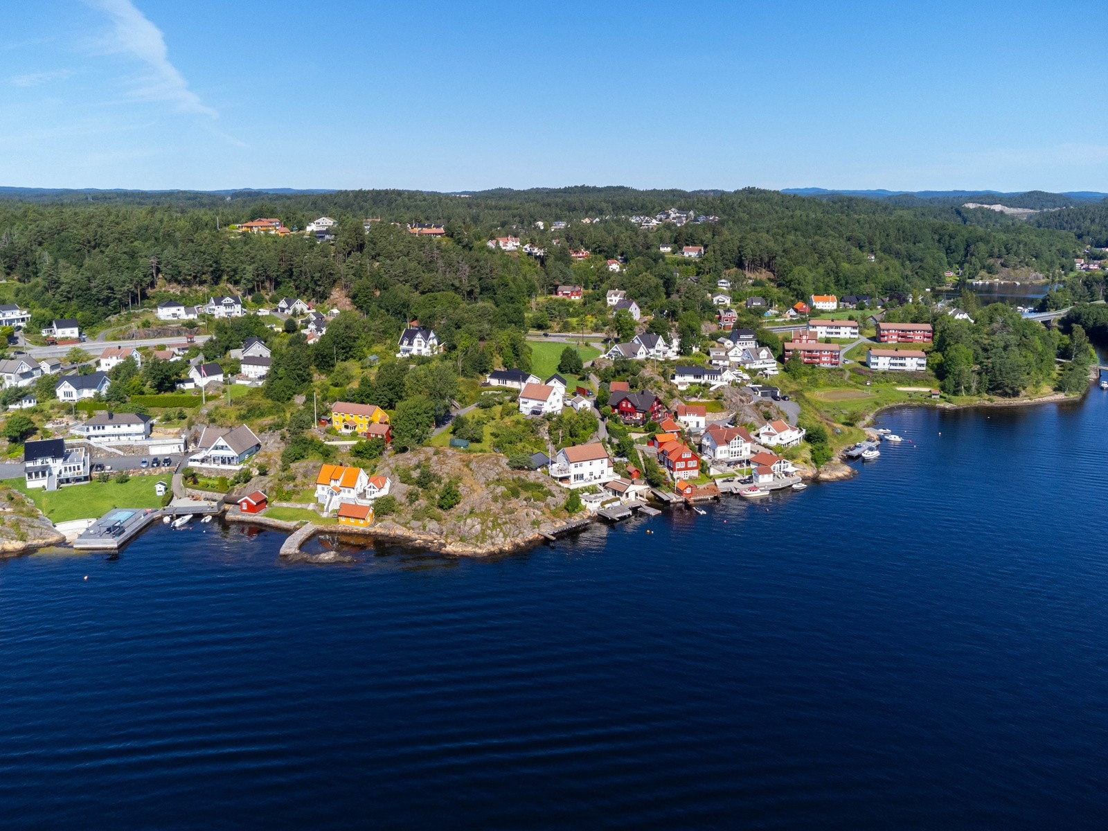 Det er kort vei fra eiendommen til skole, barnehage, butikksenter og Krøgeneshandelspark, samt til Morrow og E18 Galleribilde