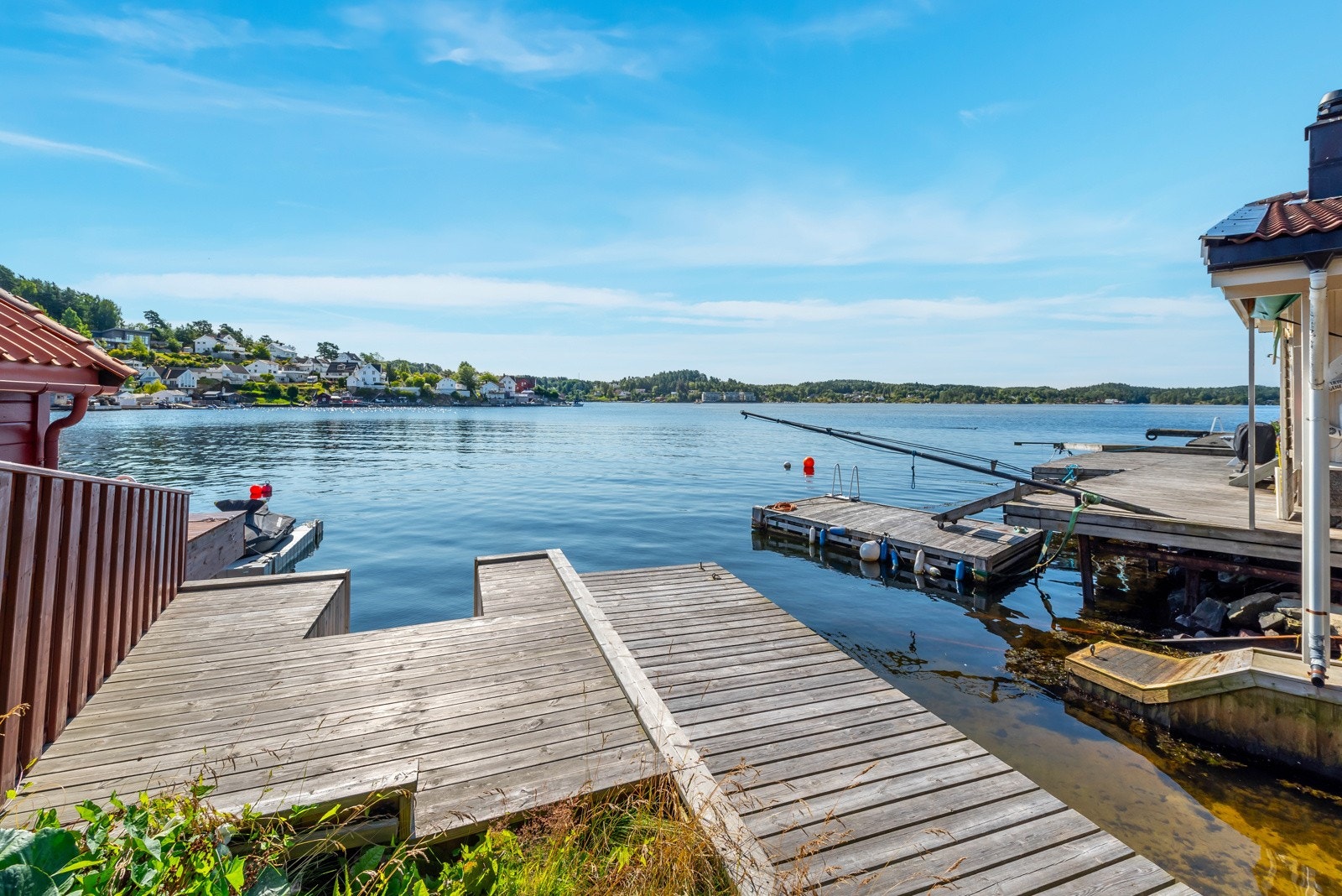 Brygge hvor nabo har tinglyst båtplass. Se vedlagt servitutt for mer informasjon. Galleribilde