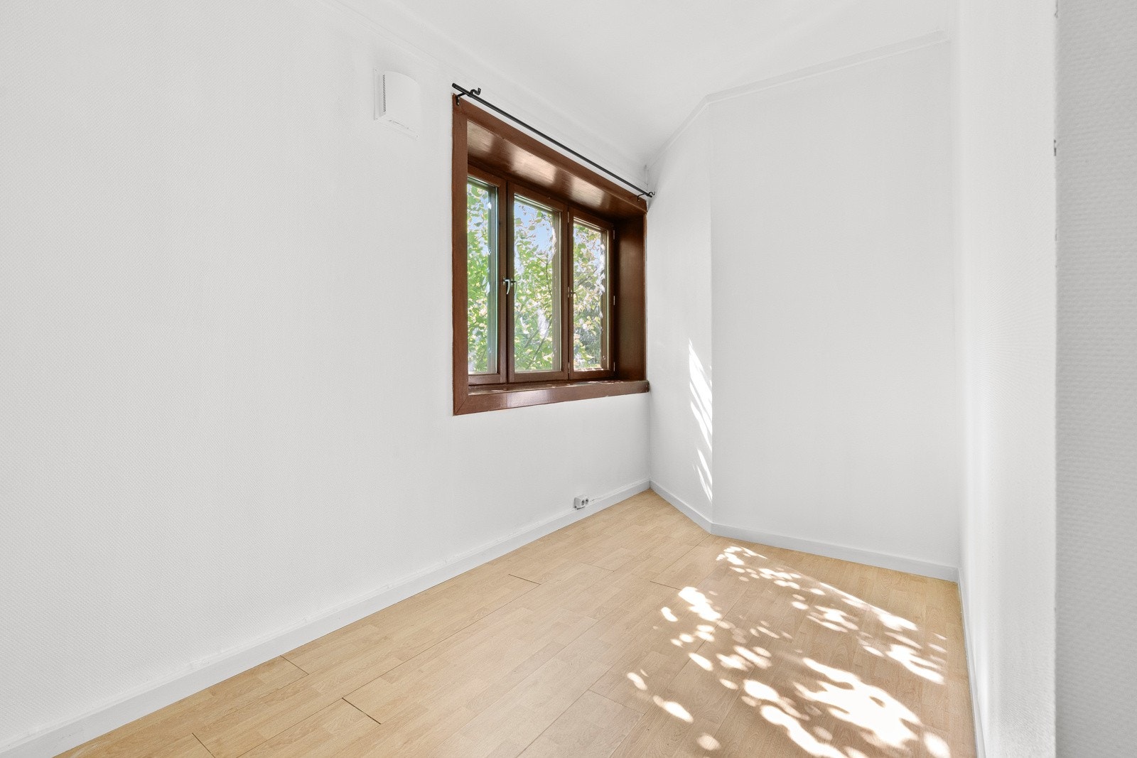 Soverom med plass til dobbeltseng, nattbord og garderobeløsning. Galleribilde