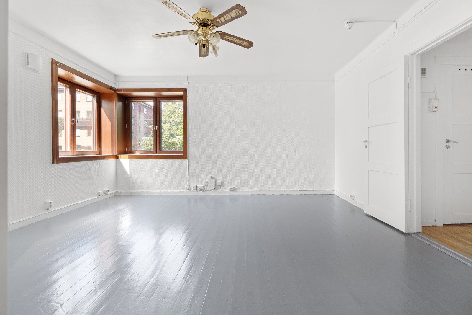 Tiltalende stue med god plass til sofagruppe, spisegruppe og TV- løsning. Galleribilde