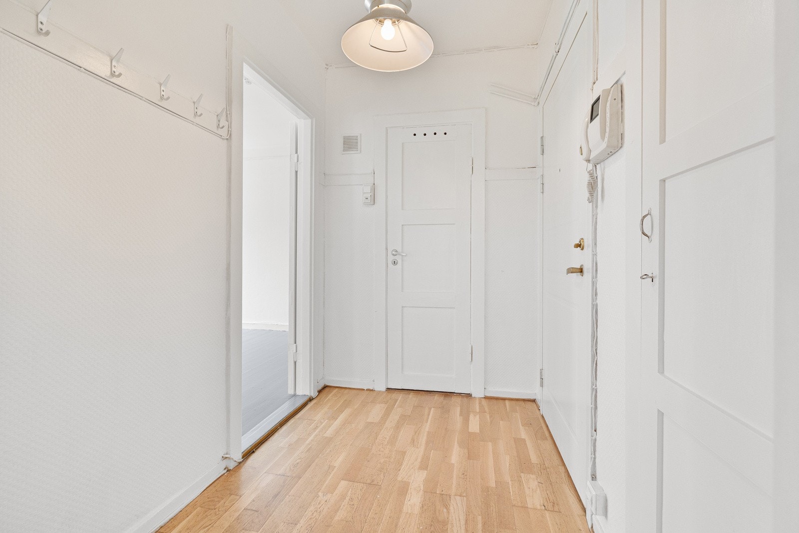 Entré med plass til oppbevaring av sko og yttertøy. Galleribilde