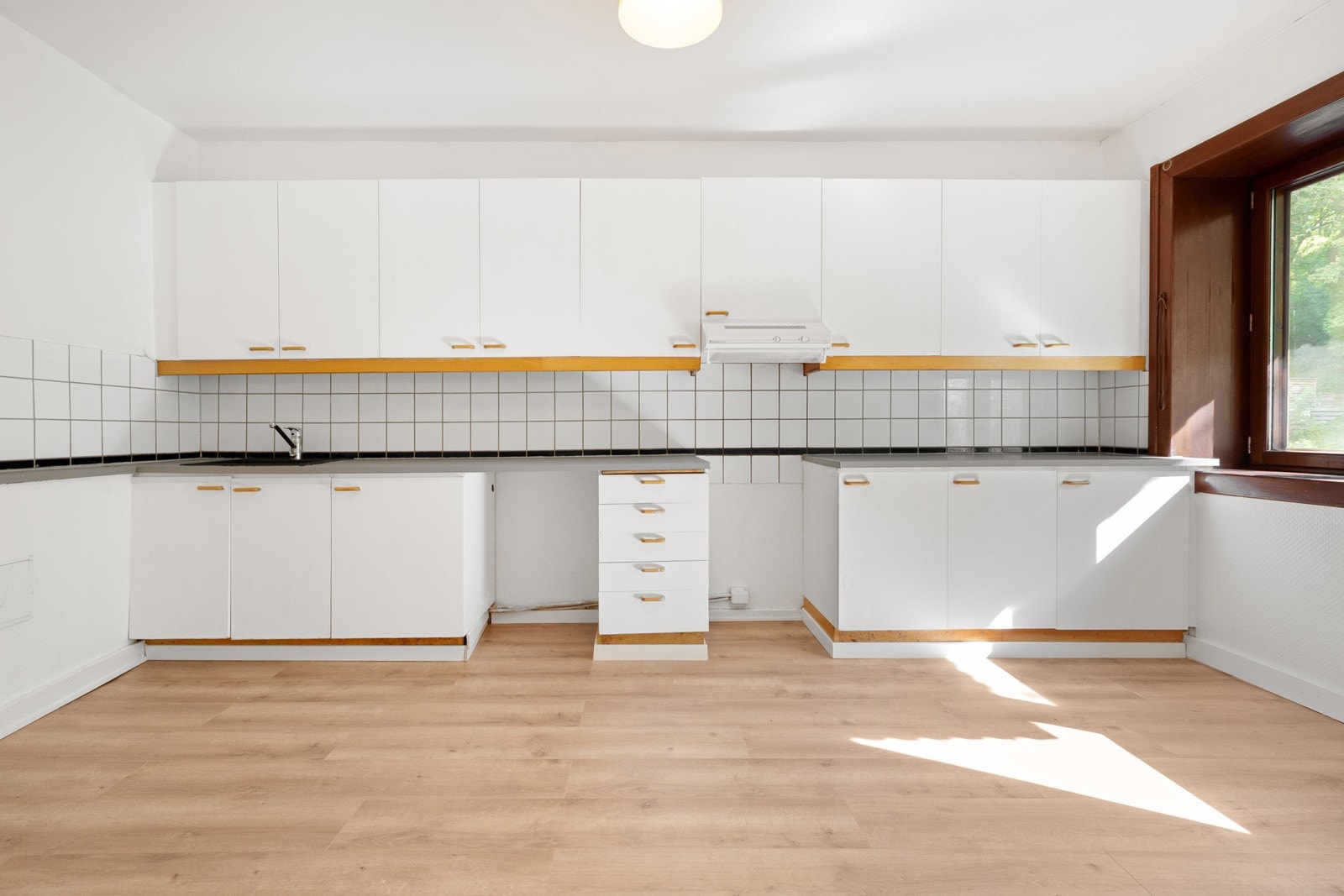 Separat kjøkken med eldre kjøkkeninnredning med god benk- og lagringsplass. Galleribilde