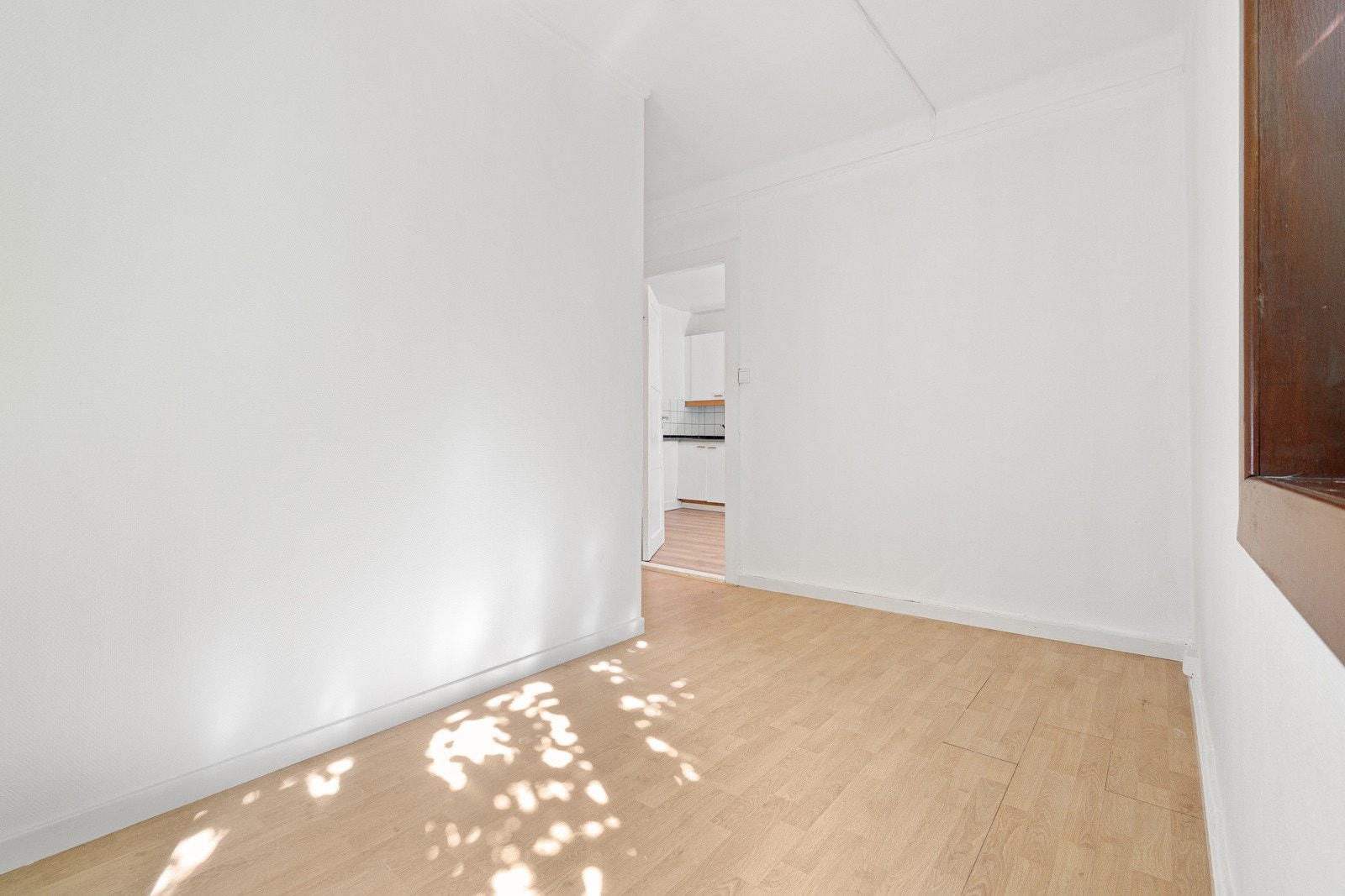 Soverom med plass til dobbeltseng, nattbord og garderobeløsning. Galleribilde