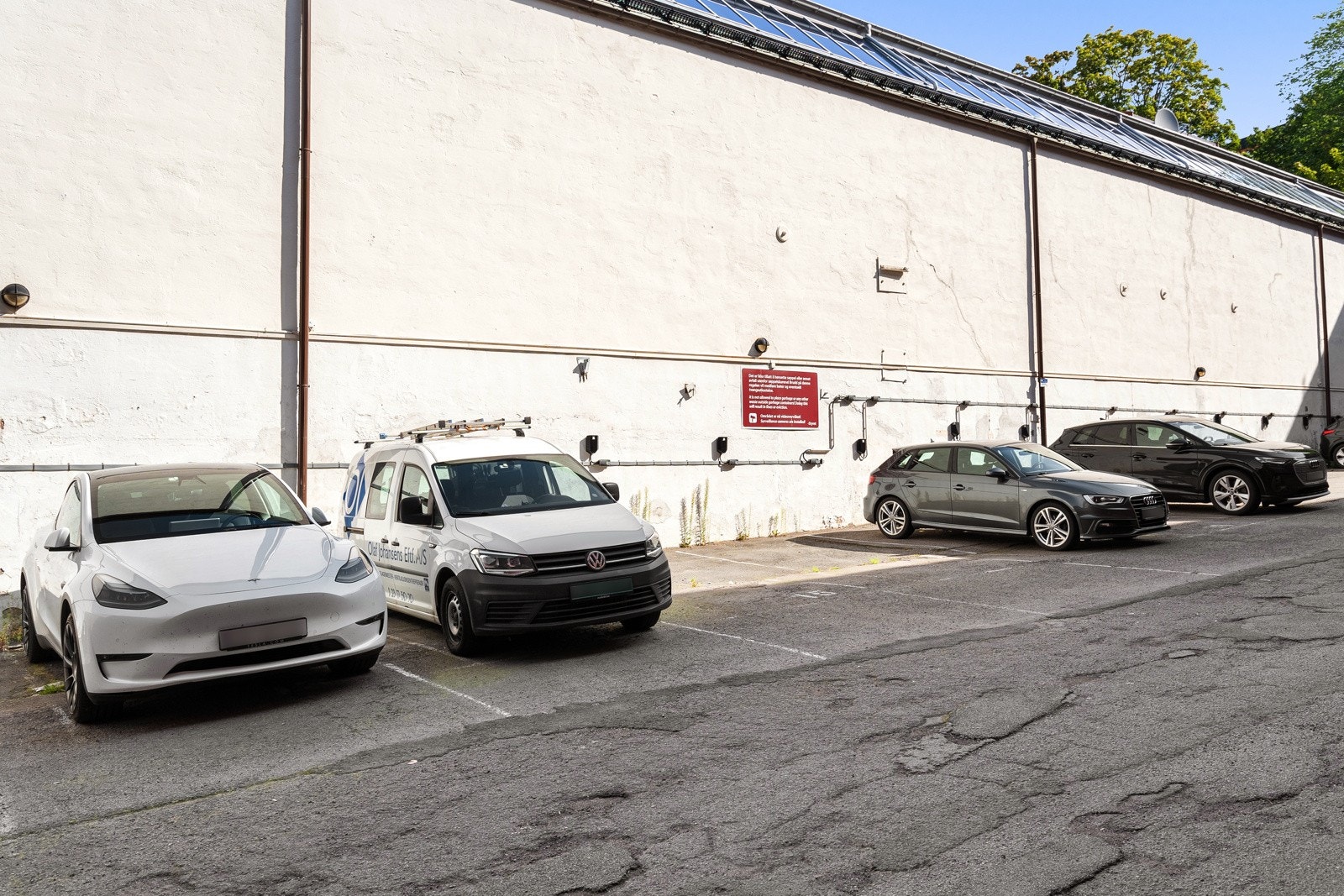 Sameiet har 30 parkeringsplasser til utleie etter venteliste (pr i 20.07.24 er det ledige parkeringsplasser i følge styret). Galleribilde