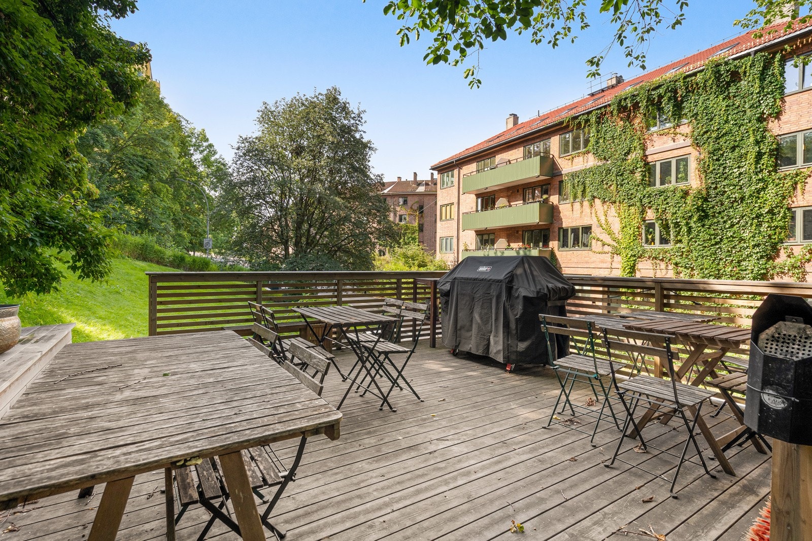 Sameiet har en veldig hyggelig felles terrasse med grill. Galleribilde