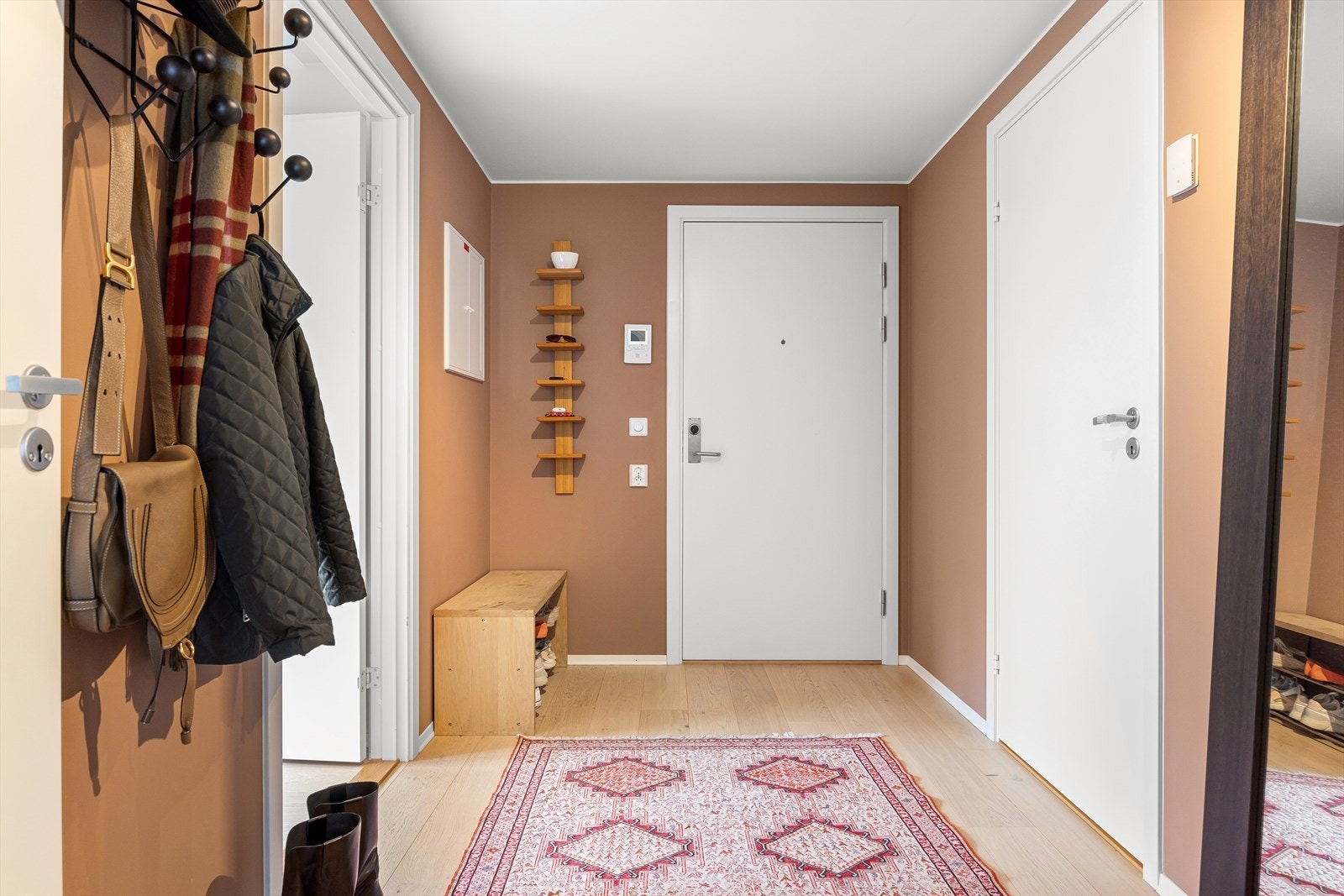Leiligheten ønsker deg velkommen med en lys og innbydende entré som gir et umiddelbart godt førsteinntrykk. Det er god plass til å henge fra seg yttertøyet på en praktisk knaggrekke, og du kan enkelt organisere skoene i et skoskap. Galleribilde