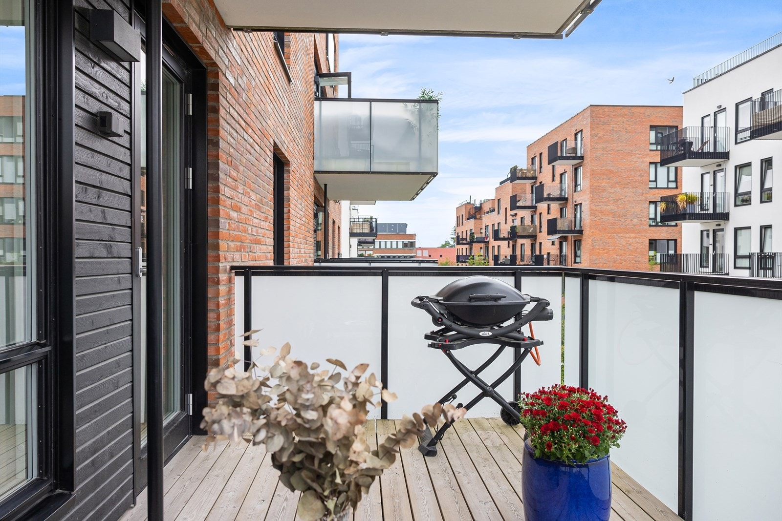 Balkongen gir deg plass til å innrede med komfortable utemøbler og skape et hyggelig uterom som kan benyttes store deler av året. Galleribilde