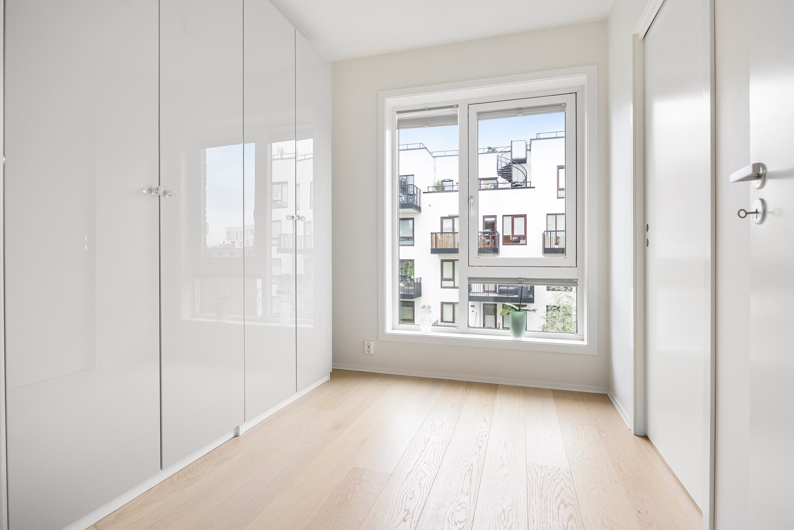 Soverom 3: Dette soverommet egner seg ypperlig som barnerom, gjesterom eller kontor - alt etter ønske og behov. Fra soverommet er det direkte adkomst til en praktisk innvendig bod med god plass til klær, sko og annet utstyr. Galleribilde