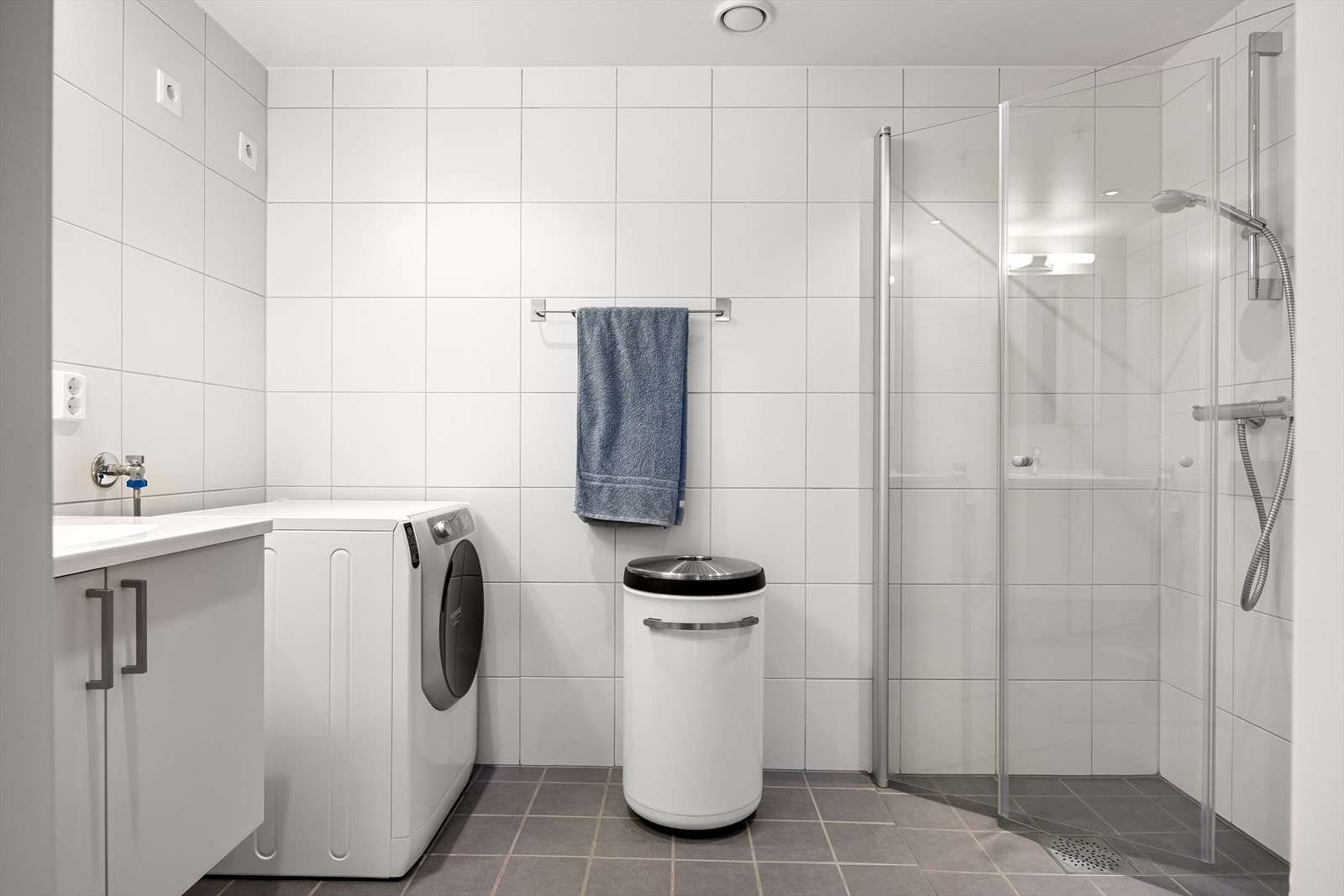 Flott flislagt baderom med downlights i himlingen og vannbåren gulvvarme. Galleribilde