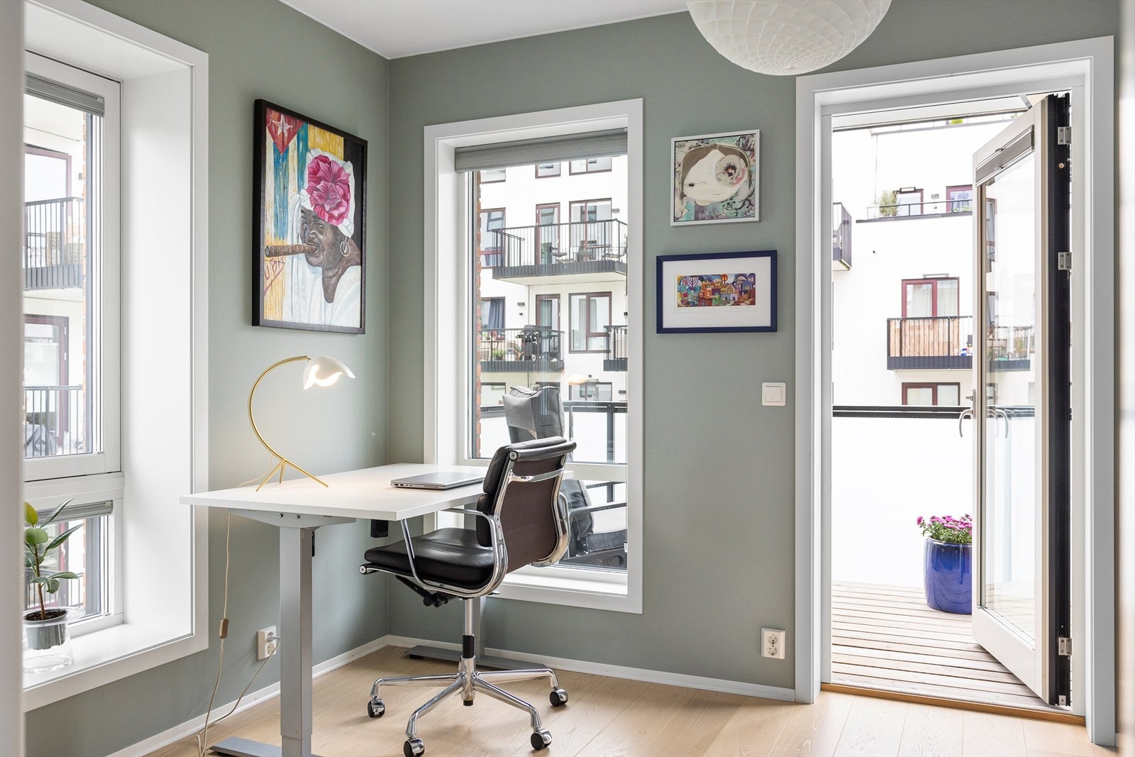 Her er det god plass til seng, skrivebord samt øvrige møbler. Galleribilde