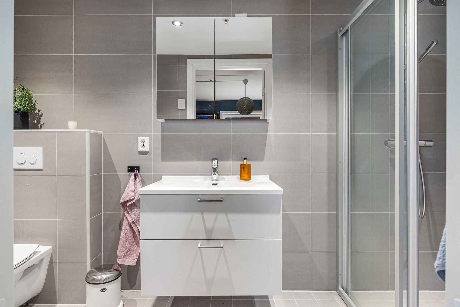 Pent flislagt baderom med downlights i himlingen og vannbåren gulvvarme. Galleribilde