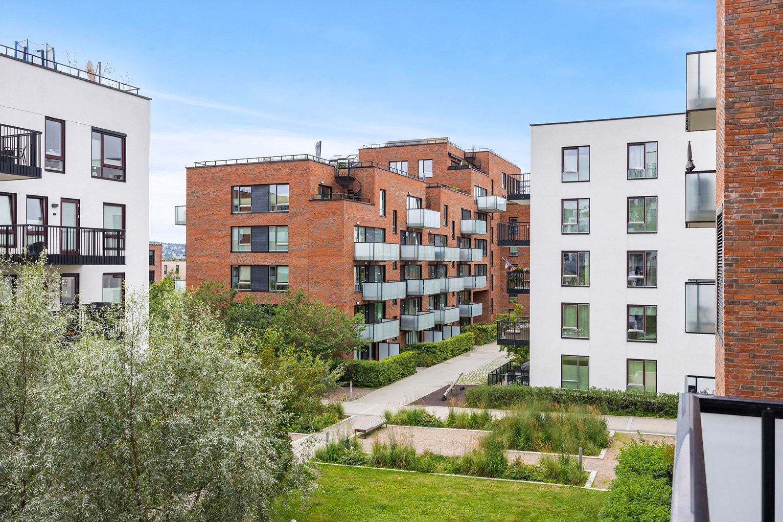 Balkongen vender ut mot rolig gårdsrom. Galleribilde