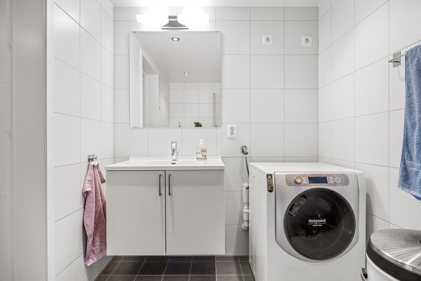 Badet består av servant, skap, speil med belysning, veggmontert toalett og dusjhjørne med vegg/dør i herdet glass. Det er opplegg for vaskemaskin. Galleribilde
