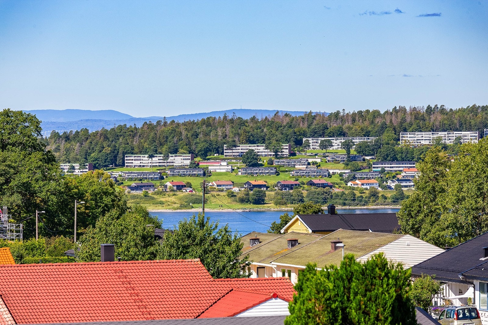 På klare dager er utsikten langstrakt - helt til fjellene i innlandet. Galleribilde