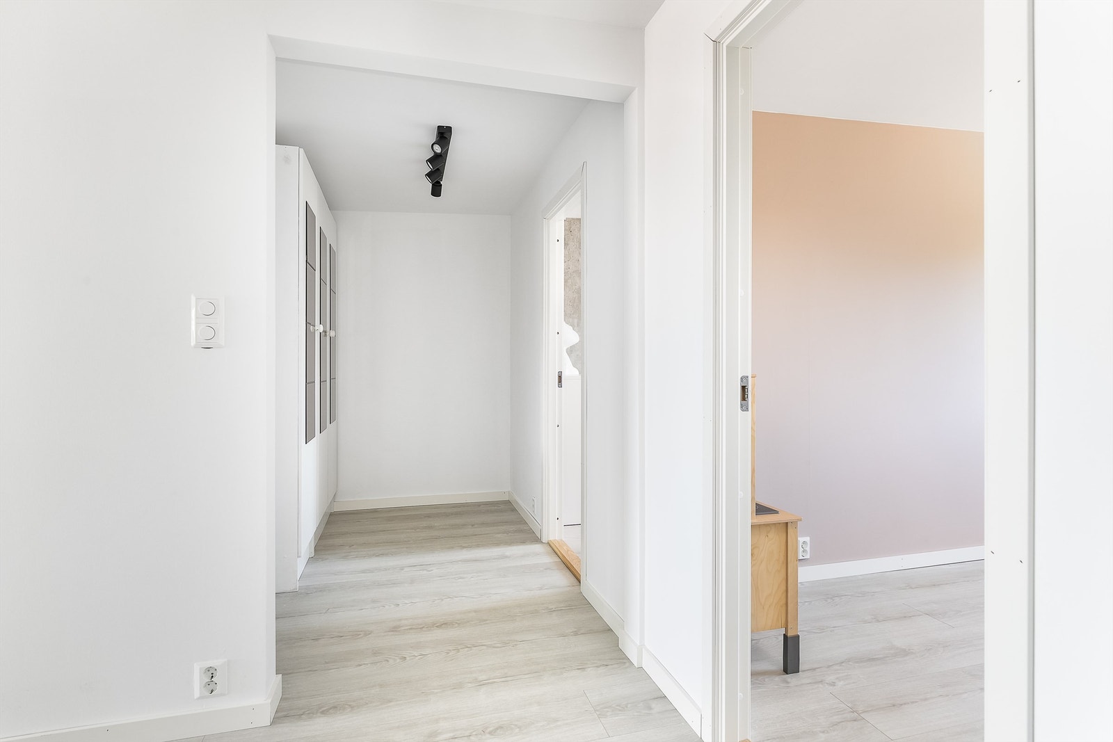 Soverommene er distansert fra romløsningens sosiale sone og samlet på rekke langs gangen. Galleribilde