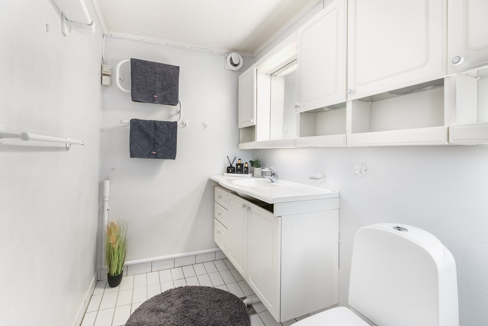 Badet er fra leilighetens byggeår, oppgradering/modernisering bør påregnes. Galleribilde