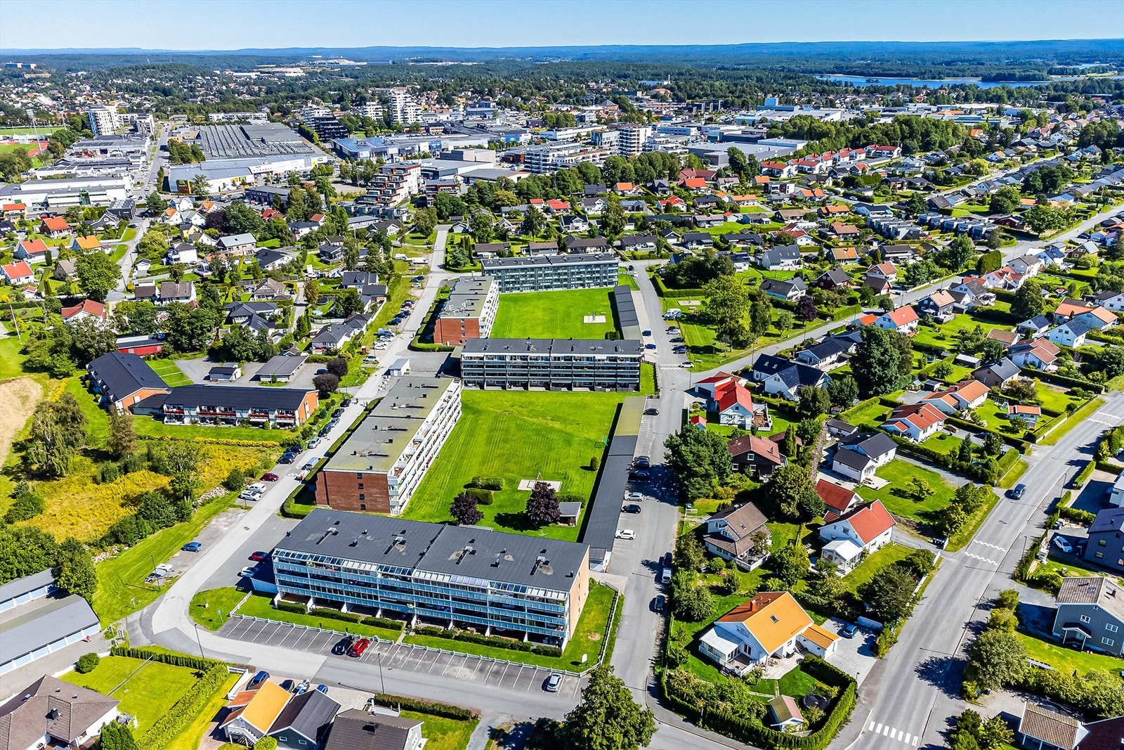 Gode shoppingmuligheter og et bredt tilbud av helsetjenester er lett tilgjengelig i det nærliggende handelsområdet rundt Varnaveien. Galleribilde