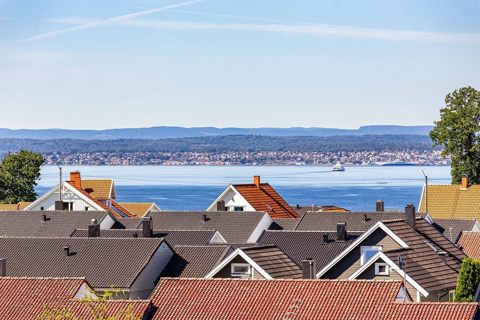 Utsikt til Oslofjorden og Horten sett fra balkongen, fremhevet med zoom. Galleribilde