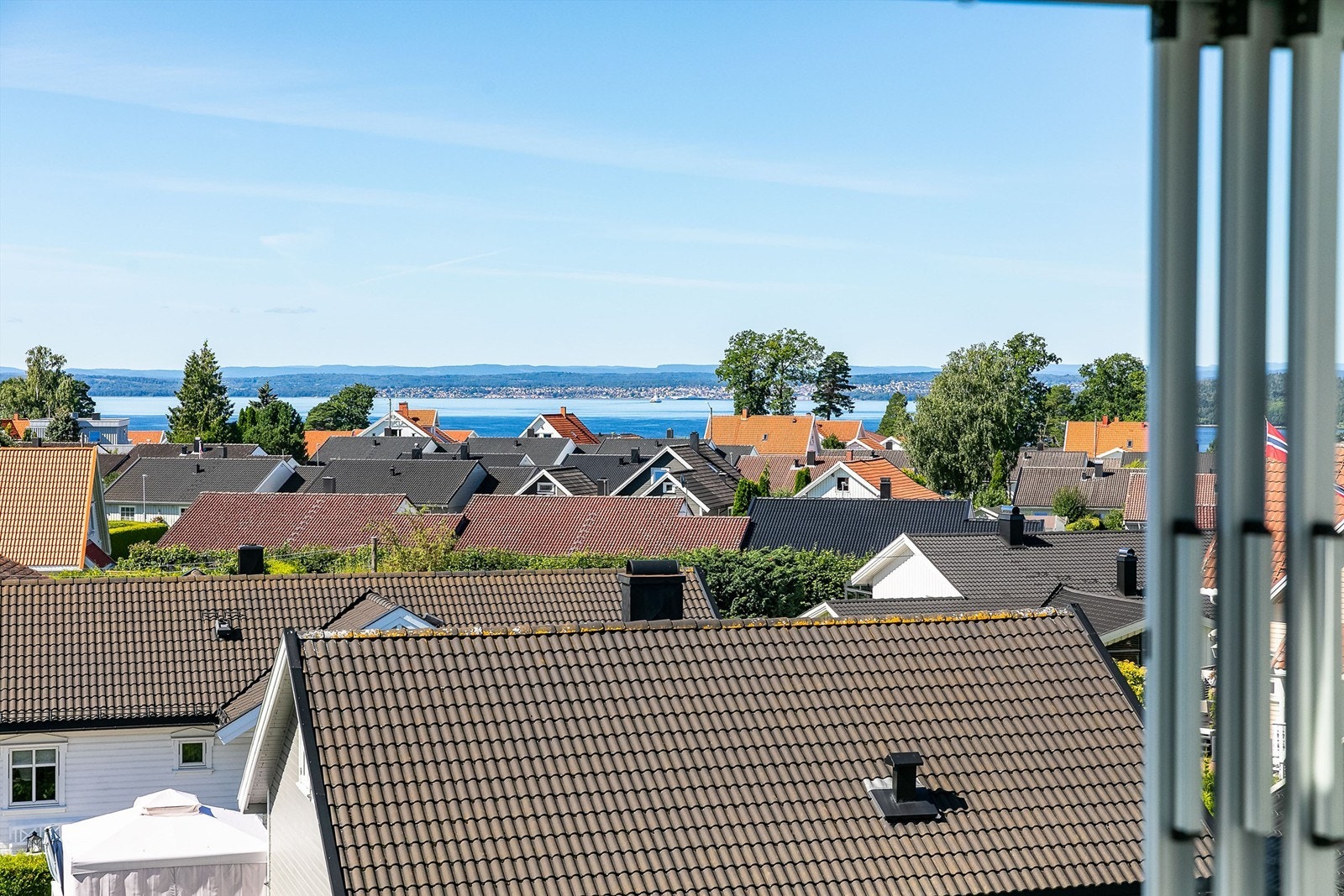 Innglassing utvider balkongens bruksmuligheter betydelig. Glassene kan enkelt åpnes/trekkes til side for et mer luftig preg. Galleribilde