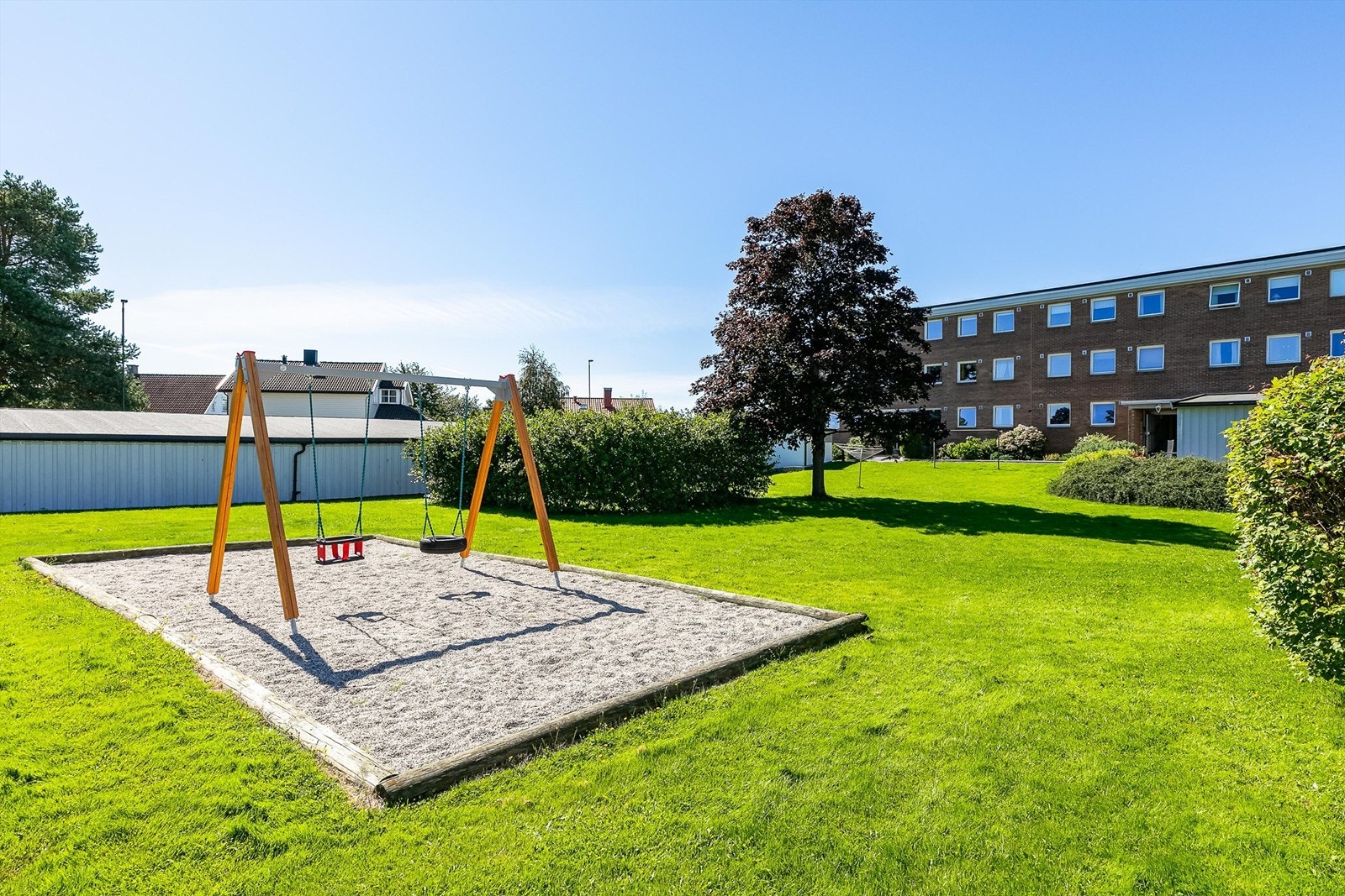 Lekeapparater finnes rett utenfor hovedinngangen. Galleribilde