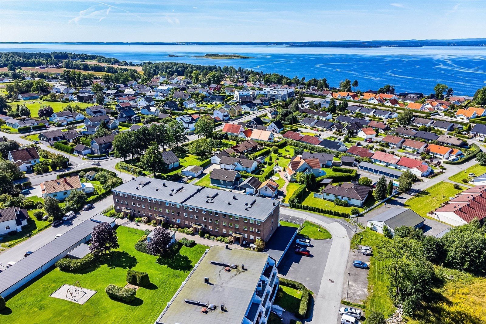 Leiligheten ligger i et veletablert boligområde som med bil er kun knappe fem minutter unna sentrumskjernen av Moss. Galleribilde