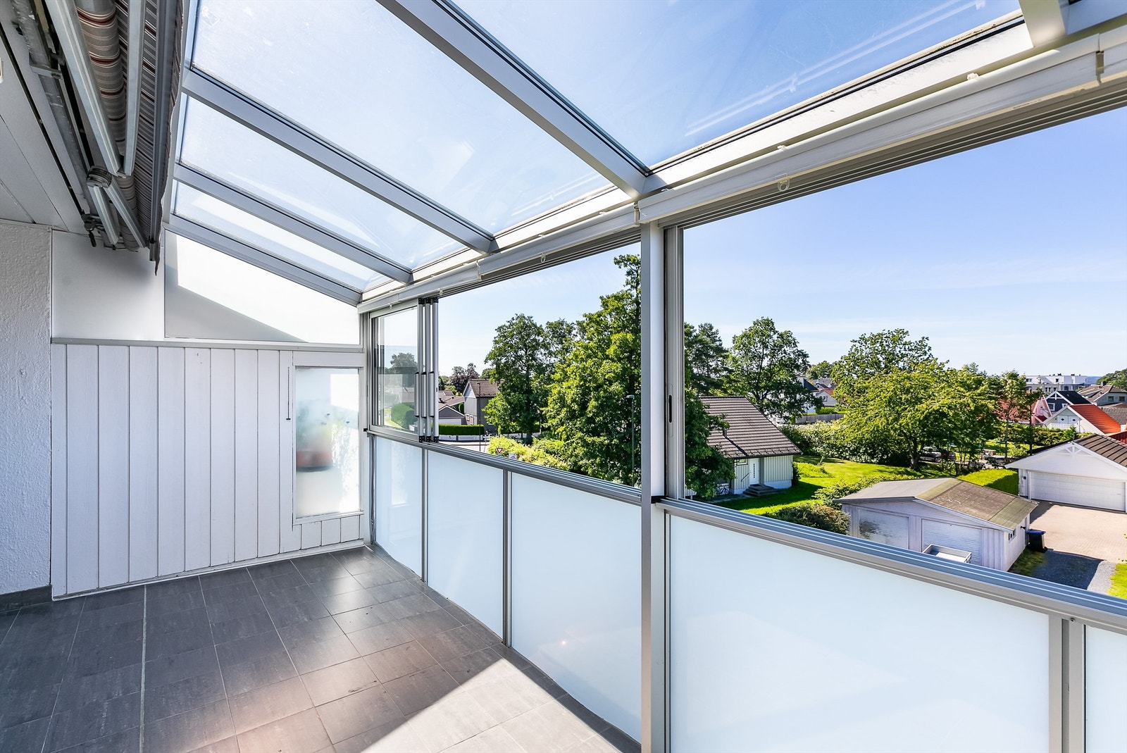 Sommerstid er det sol på balkongen fra tidlig ettermiddag til sen kveld. Galleribilde