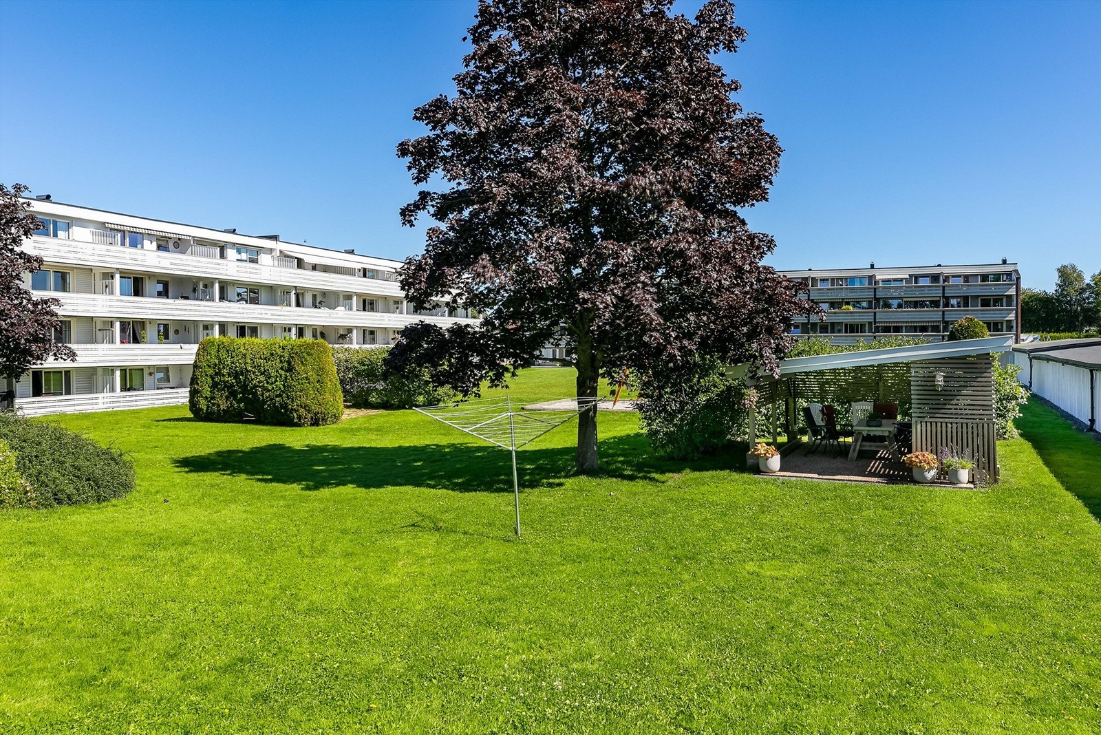 Tunet mellom blokkene er tilrettelagt for aktiv bruk av beboerne, blant annet med hagestue. Galleribilde