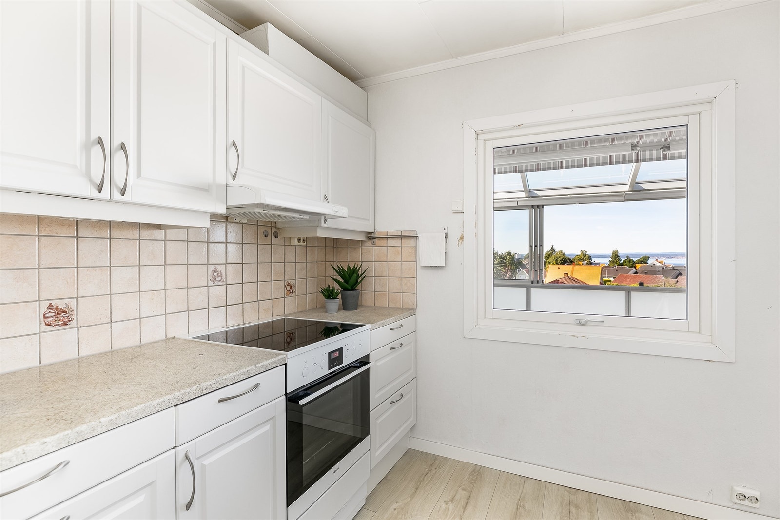Kjøkkeninnredningen er av eldre årgang, men funksjonell. Galleribilde