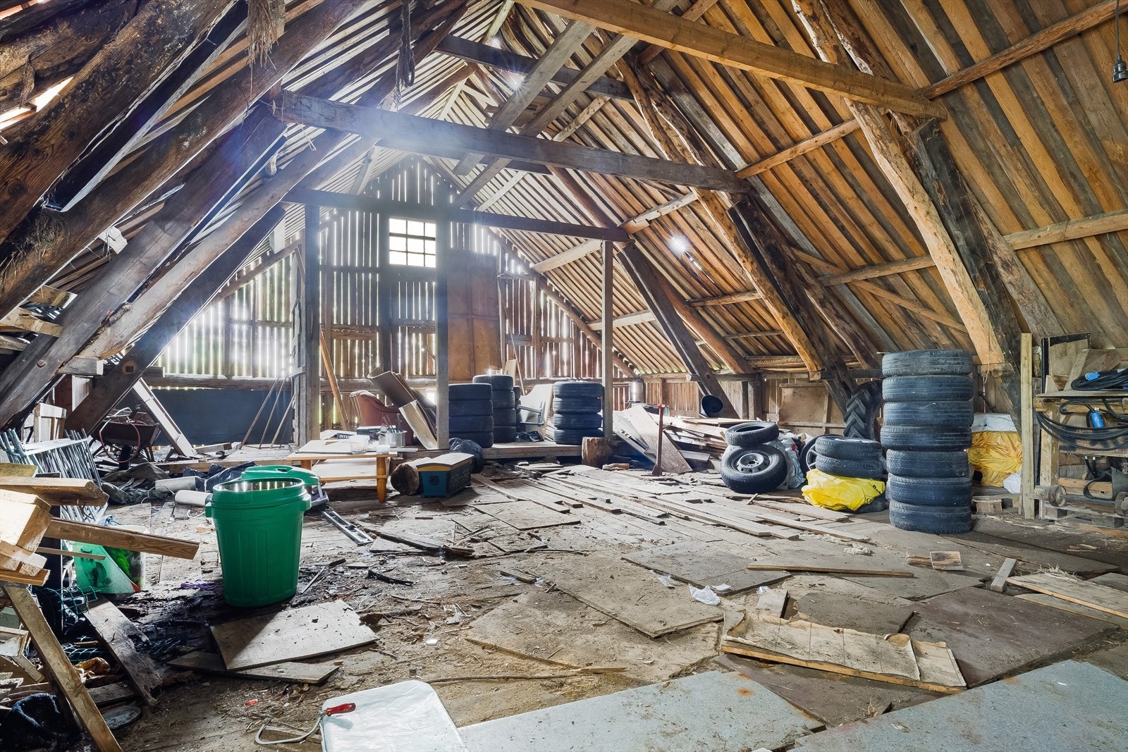 Det meste av inventaret følger med kjøpet, men selger rydder ut noen få ting som ikke blir inkludert. Selger vil gi mer informasjon under visning om hva som ikke følger med. Galleribilde