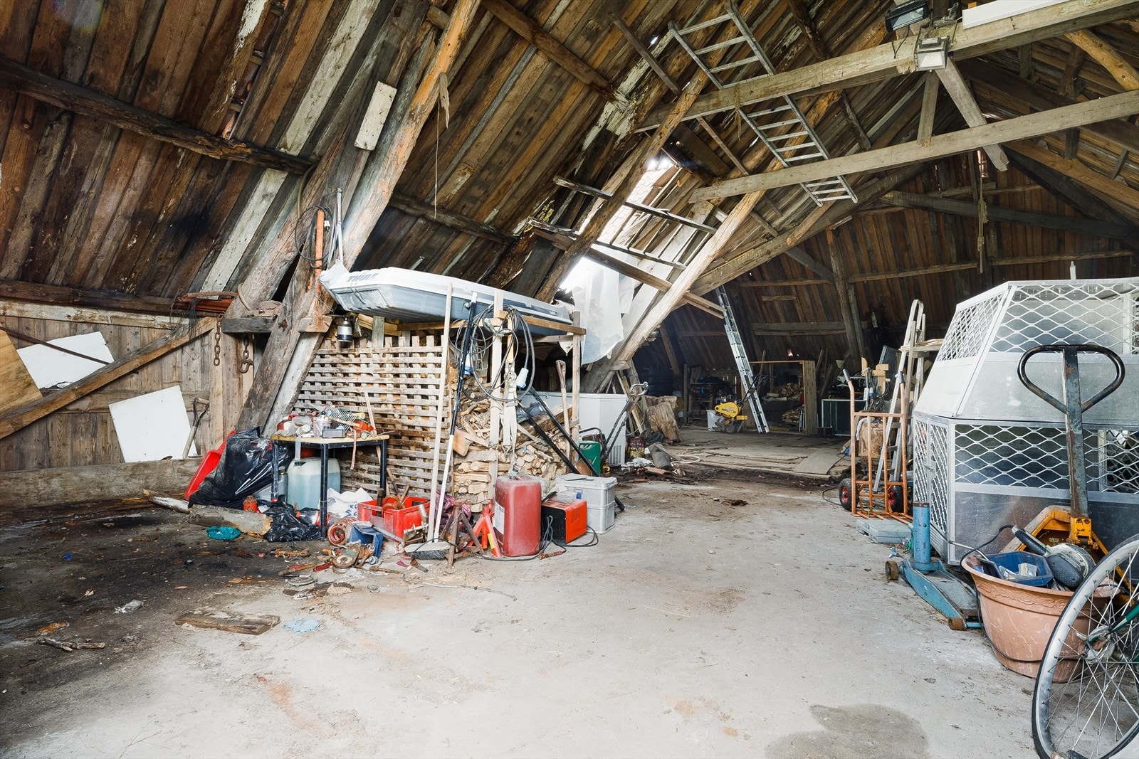 Det meste av inventaret følger med kjøpet, men selger rydder ut noen få ting som ikke blir inkludert. Selger vil gi mer informasjon under visning om hva som ikke følger med. Galleribilde