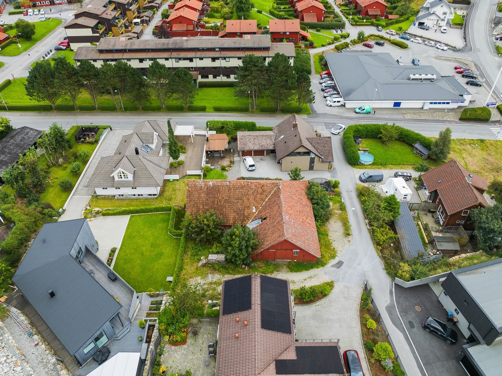 Dagligvarebutikk, skole og barnehage rett i nærheten! Galleribilde
