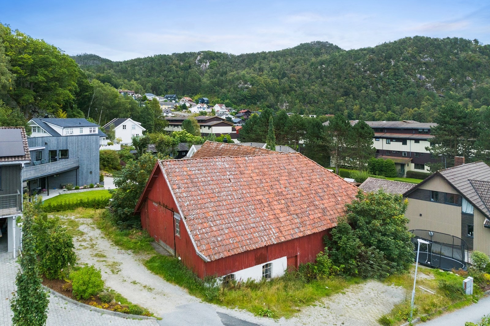 Gammel løe på tomten er falleferdig. Det er innhentet tilbud på rivning, og kostnaden er anslått til ca. 400 000 kr. Galleribilde