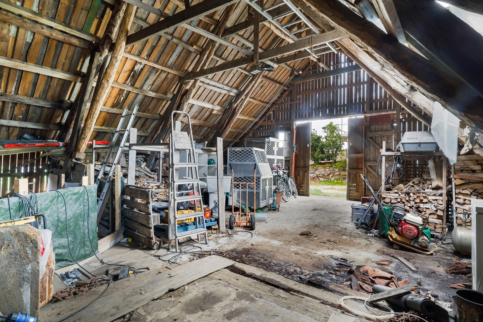 Det meste av inventaret følger med kjøpet, men selger rydder ut noen få ting som ikke blir inkludert. Selger vil gi mer informasjon under visning om hva som ikke følger med. Galleribilde