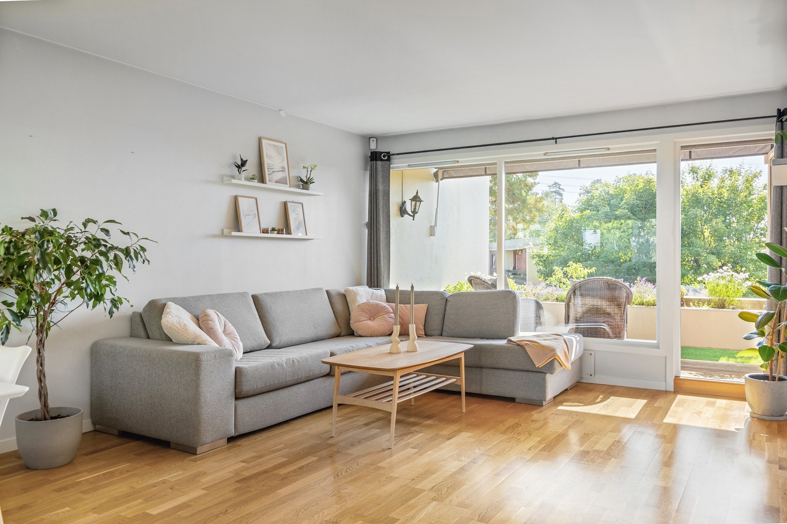 Stuen kan enkelt innredes med både sofa- og spiseseksjon. Galleribilde