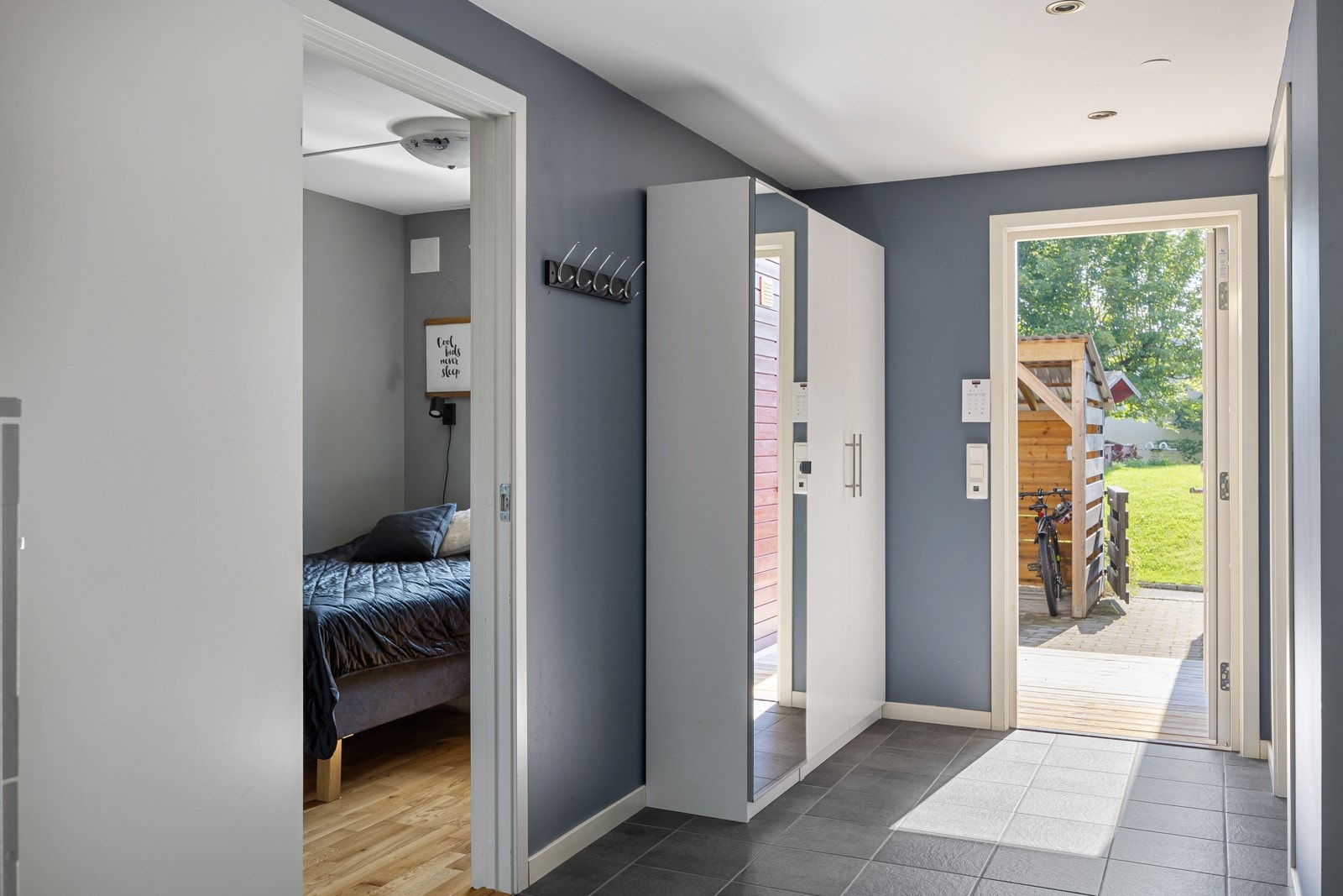 Du blir ønsket velkommen inn i en stor entré med plass til ønskelige møblementer. Galleribilde