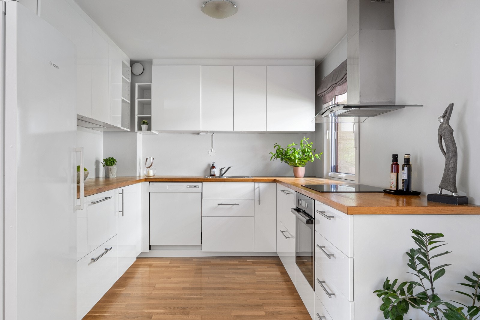 Ikea kjøkkeninnredning fra 2013 med slette fronter og benkeplate av tre. Galleribilde