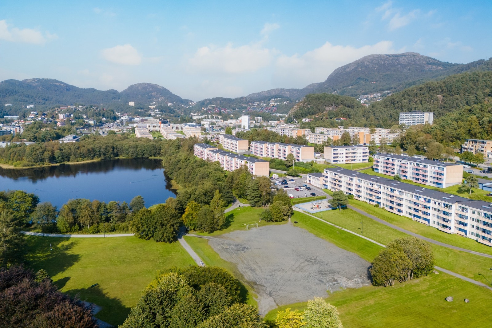 Like utenfor har man flotte uteområder med Ortuvannet, grusbane og store grøntarealer Galleribilde
